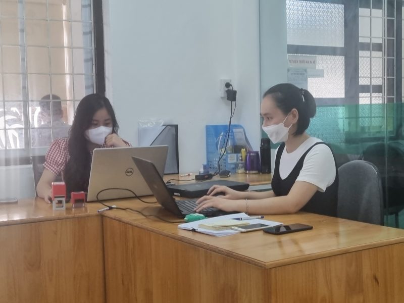 Biên dịch viên dịch hồ sơ chuyên ngành cho khách hàng tại Quảng Trị